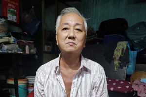 盧振華在殘舊的屋子裡。