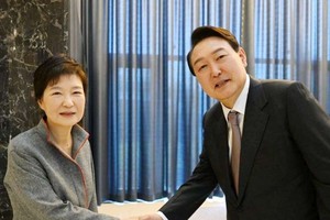 韓候任總統尹錫悅（右）與前總統朴槿惠握手。