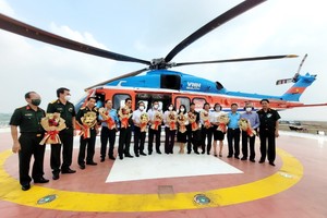 市旅遊廳代表向參加旅遊新產品考察單位贈送鮮花。