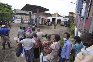 圖為4月12日，斯里蘭卡一個油站外，居民正在排隊等買火水。（AP）