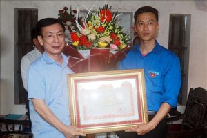 阮德正勇敢救人榮獲總理獎狀