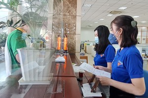 市年輕職工、幹部參加“星期六志願日”活動 以為企業、民眾處理行政手續。