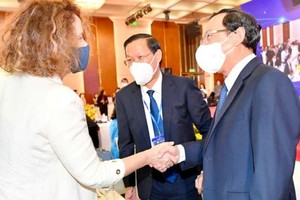 市領導在經濟論壇上會見各國際金融組織、企業代表。