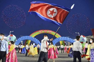 朝鮮平壤的金日成廣場當晚舉辦大型舞會和煙花匯演慶祝太陽節，即已故領導人金日成的生忌。