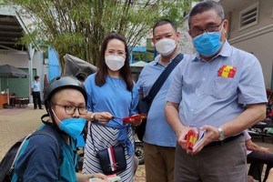 梁栢滔先生與周萬里-蔡玉婷夫婦慰問 鄭家雄的病情。