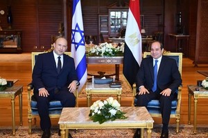 以色列總理班奈特（左）和埃及總統塞西（右）會面。這是以色列總理10多年來首度正式訪問埃及。（圖取自埃及總統府網頁presidency.eg）