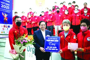 政府總理范明政向各體育項目 國家隊贈送禮物。