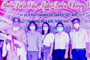 　第十一郡文化體育中心向樂風曲藝俱樂部贈送鮮花。