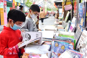 小朋友在書香街看書。