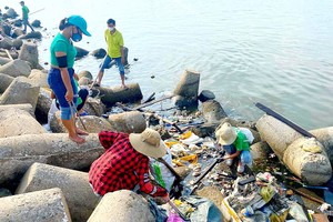 近200名共青團團員及青年志願者在沿海岸打掃塑料垃圾。