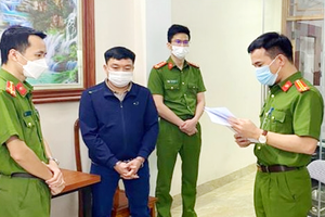 北江省公安廳調查警察機關對1嫌犯實施拘捕令與搜查住所、工作處。