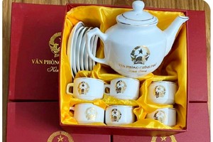 冒名"公安部敬贈"的茶具。