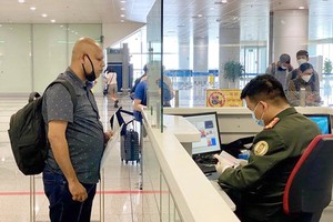 國際遊客辦理入境手續。