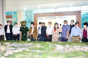 國會考察團在高平省重慶縣茶嶺口岸進行考察。