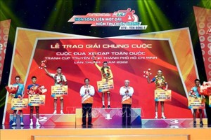 市領導向成績最佳車手頒獎。