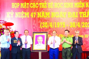 國家主席阮春福向南方學生中央聯絡委員會贈送胡伯伯肖像。