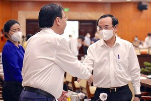 市委書記阮文年同與會代表交流。