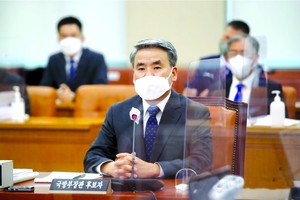 在韓國國會，國防部長官被提名人李鐘燮出席人事聽證會。