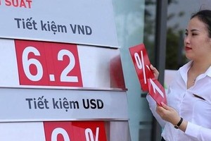 銀行人員調整存款利率。