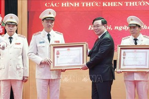 國會主席王廷惠向若干個人頒贈勳章。