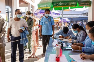 人們正在排隊等候接受新冠疫苗加強劑注射。