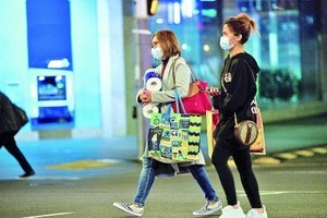 人們戴著口罩走在新西蘭奧克蘭市中心街頭。新華社發