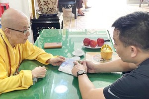 “西堤華人文化陳列室”負責人麒麟 把善款交給該古寺住持釋女惠香尼師。