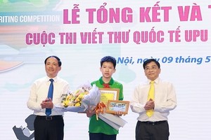 組委會向奪得一等獎的阮平源學生頒獎。