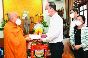 市委副書記阮胡海親切問候釋覺全和尚。