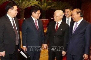 黨中央總書記阮富仲與出席大會各代表交談。