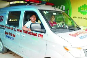 雙胞胎兄弟齊力助人