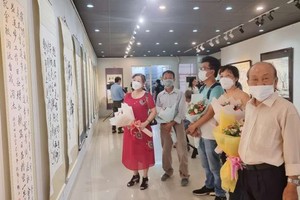 華人書畫家參觀展覽。