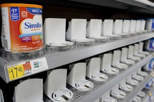 美超市嬰兒奶粉貨架空蕩蕩。