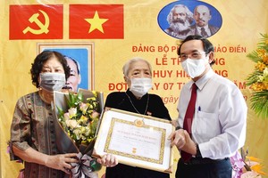 2021年11月，市委書記阮文年向黨員莫金菊頒授75年黨齡紀念章。