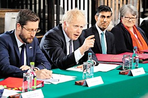 英國首相約翰遜在12日的內閣會議上提出削減公務員人數。路透社