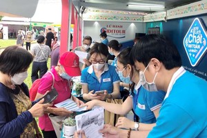 旅遊公司向民眾介紹各個吸引的旅遊產品。