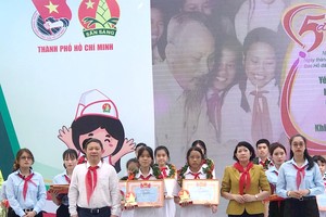 市人委會副主席楊英德頒發獎狀給少先隊聯隊長。