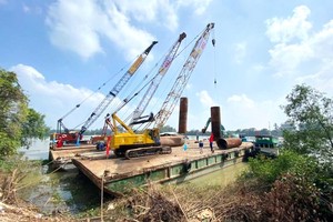 連接平陽和同奈兩省的白騰橋施工建設中。