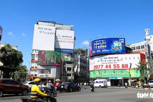 第一郡扶董天王環島的廣告牌堆疊。