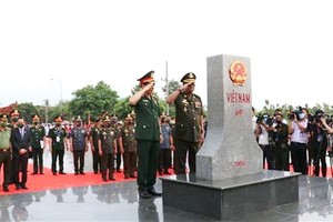 越柬兩國國防部長向69號界碑致敬。