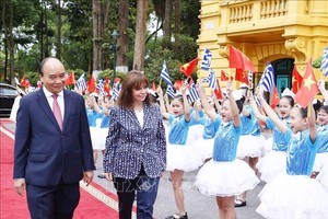 國家主席阮春福出席歡迎希臘總統 卡特琳娜‧薩凱拉羅普盧儀式。