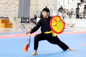 一名運動員表演。