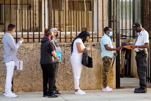 在哈瓦那美國大使館外等待的古巴人。圖源：互聯網