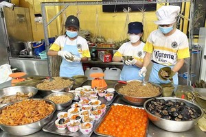 第六郡嘉富街福建菜館在包裹福建肉粽。