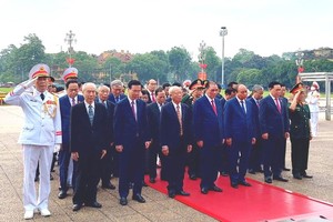 黨政領導晉謁胡志明主席陵