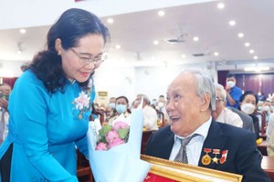 市人民議會主席阮氏麗向黨員頒發黨齡紀念章。