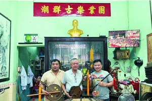 陳漢瑜主席（中）與林　財副主席（左）代表潮群古樂業團向“西堤 華人文化陳列室”捐贈老樂器。