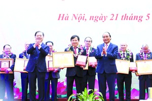 國家主席阮春福頒授獎狀給科技知識份子。