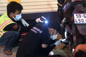 盛祿人民輔助隊的志願者幫助在路人修理車。