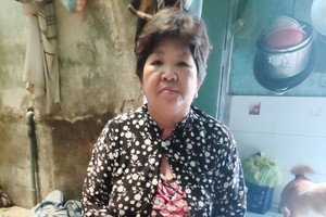 吳金環的腳部、腰部還很酸痛。